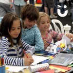 young children with colors on the Christmas crafts workshop