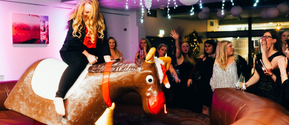 5 Reasons to Throw an Office Christmas Party
